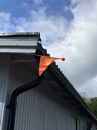 Motala flaggade orange