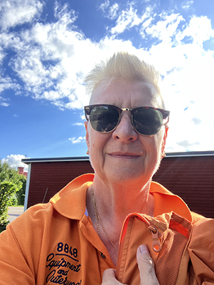 Ma Selfie i solbrillor och orange