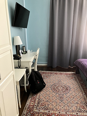 Hotellrummet skrivbord och TV