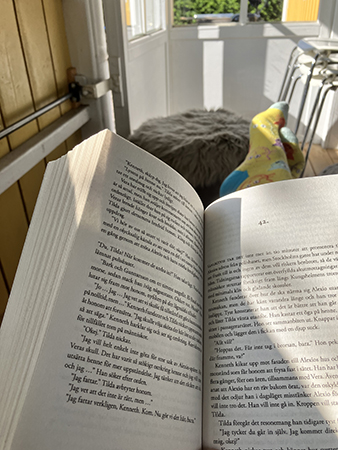 Läsning på altanen