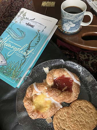 Eftermiddagskaffe med boken Ålevangeliet