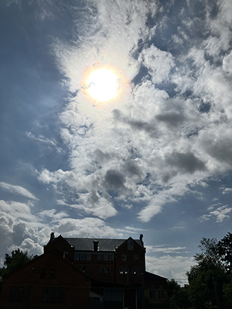 Solen bakom lätta moln