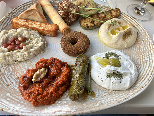 Vegetarisk tallrik på Byblos