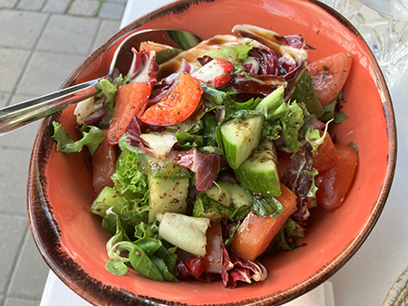 Köket på Byblos bjöd på sallad