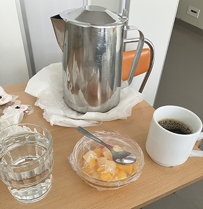 Vatten kaffe och fruktsallad på avd 30C