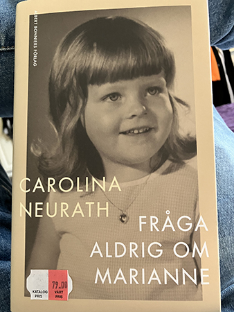 Carolina Neuraths bok Fråga aldrig om Marianne inköpt på Drottninggatans bok och bild