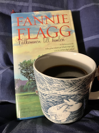 Läsning och kaffe på sängen i Uppsala