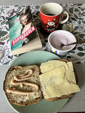 Blåbärskvarg mackor kaffe o boken Barnbruden