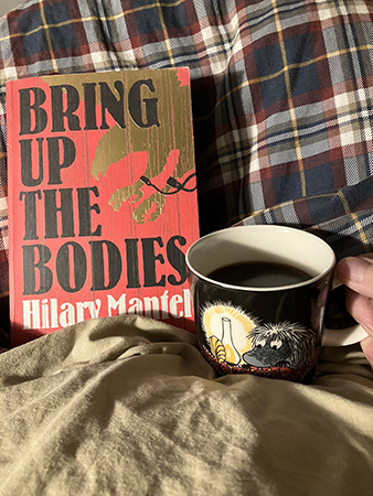 Boken Bring up the bodies o kaffe på sängen