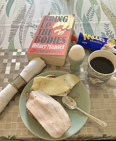 Frukost med mackor ägg kaffe kaviar o boken Bring up the bodies