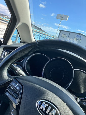 Inne i bilen på återvinningen