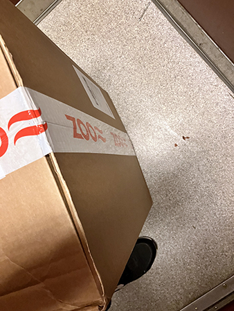 Låda med kattsand i hissen