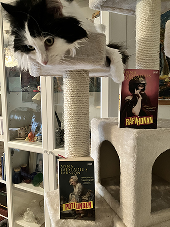 Lucifer med böckerna Pottungen och Räfvhonan