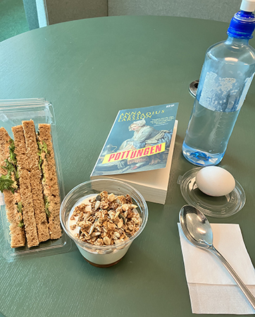 Lunch med trekantsmackor yoghurt ägg vatten och Pottungen