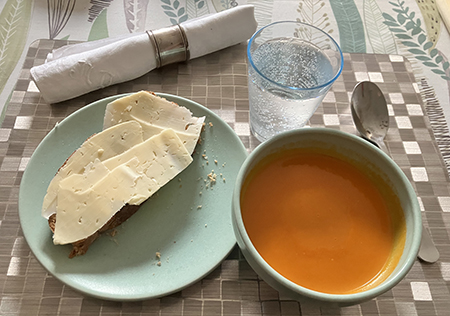 Ostmacka och tomatsoppa