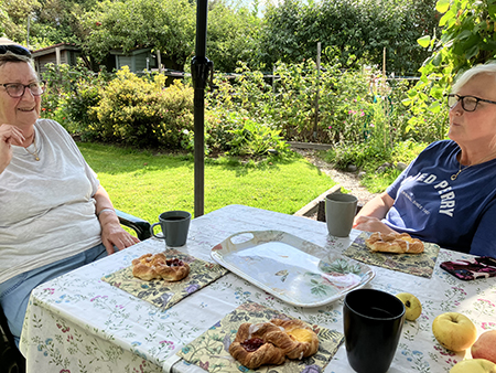Fika i Slottsträdgården med Annas snälla mamma och Anna