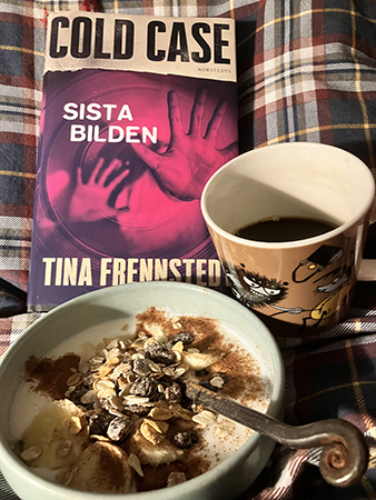 Frukost på sängen med boken Cold Case Sista bilden