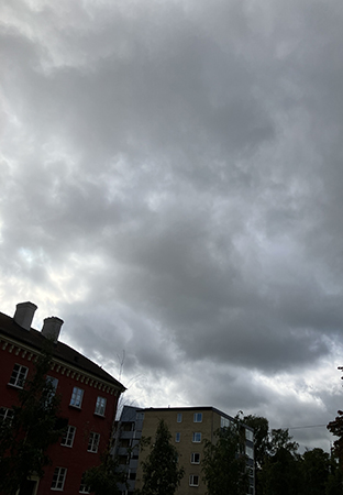 Grå himmel över husen på St Olofsgatan