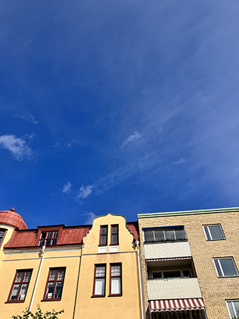 Gula hus på Storgatan mot blå septemberhimmel