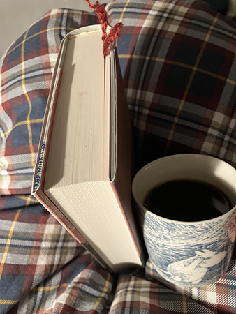 Mot slutet av boken och kaffe på sängen