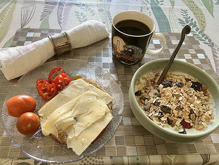 Frukost med mackor fil tomater paprika och kaffe