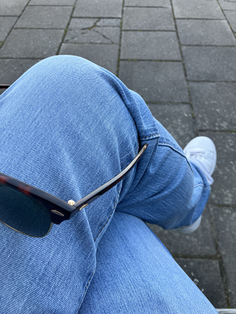 Jeansben och solbrillor