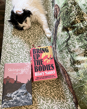 Lucifer med böckerna Skörgossen och Bring up the bodies