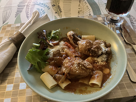 Annas Cacciatore på min tallrik med pasta och grönt