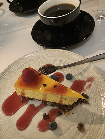 Kaffe och passionscheesecake Granhof