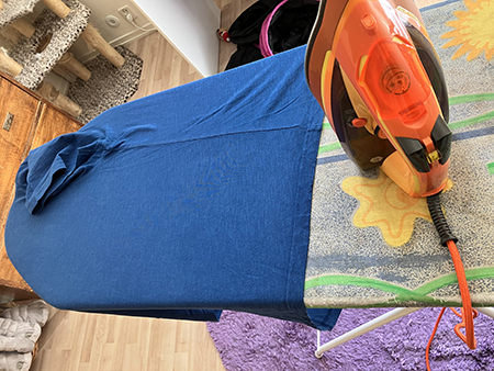 Strykning av blå tischa