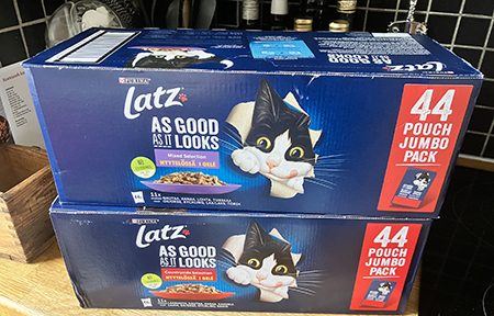 Två lådor kattmat Två lådor kattmat