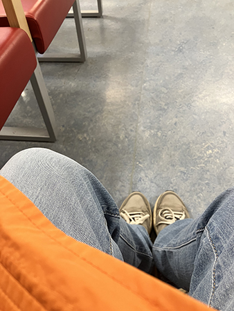 Mina fötter och jeansben i ett väntrum