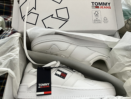 Tommy Hilfigerskor vita i skokartong