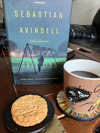 Fika med hobnobs och boken Vedergällning