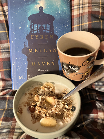 Frukost på sängen med boken Fyren mellan haven