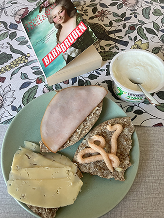 Knäckemackor päronkvarg och boken Barnbruden