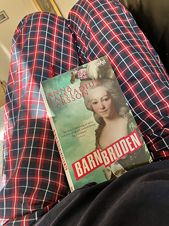 Läsning av Barnbruden på soffan