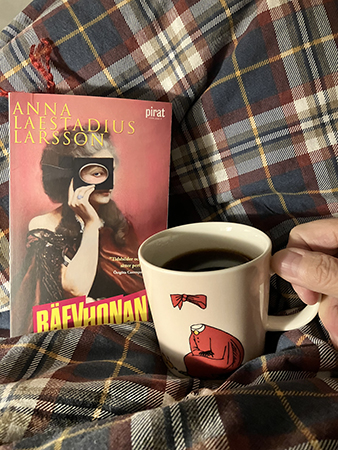 Räfvhonan och kaffe på sängen