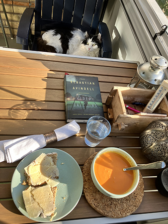 Tomatsoppa och macka på balkongen med Lucifer och Vedergällning