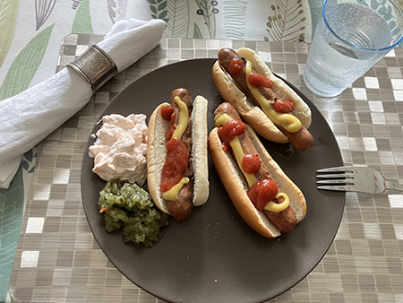 Tre kycklingkorvar med bröd räksallad o bostongurka