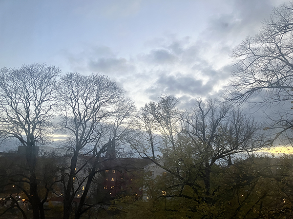 Balkongutsikt lördag skymning 28 okt 2023