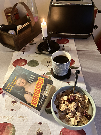 Fredagsfrukost i köket med tänt ljus Fredagsfrukost i köket med tänt ljus