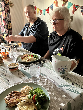 Johan och Anna vid matbordet