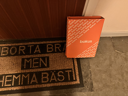 Paket från Bokus utanför lägenhetsdörren