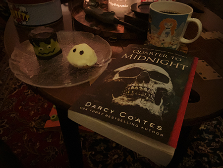 Halloweenfika med boken Quarter to midnight