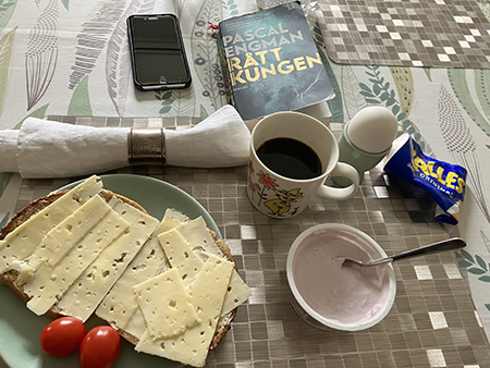 Hemmalunch med ostmackor kvarg ägg kaffe o Råttkungen