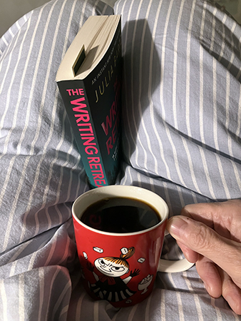 Kaffe och boken The writing retreat på sängen Kaffe och boken The writing retreat på sängen