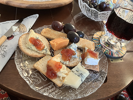 Ostassiett med kex marmelad druvor och vin