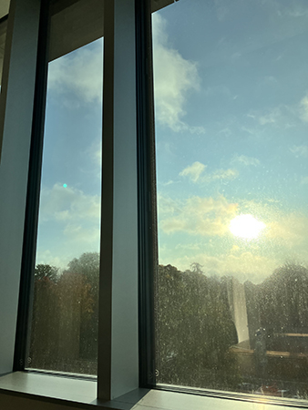 Sol genom ett jobbfönster