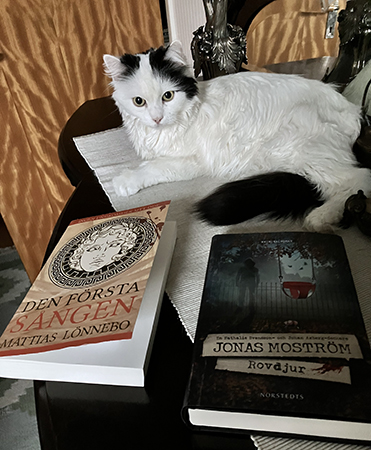 Citrus med böckerna Den första sången och Rovdjur